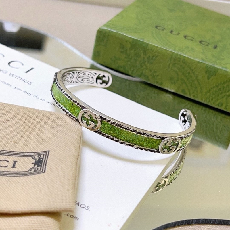 G*u*i bracelets